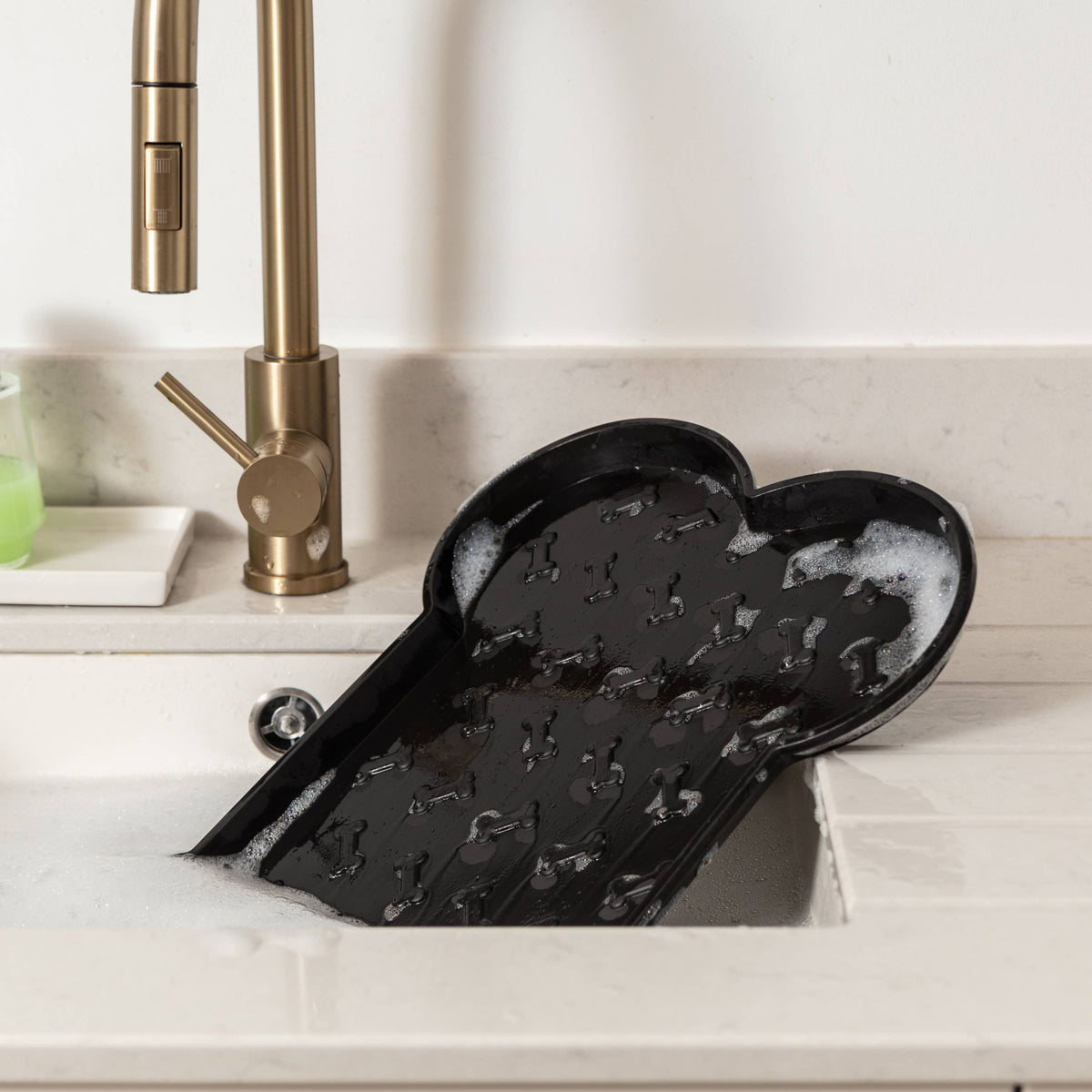 Oslo Feeding Tray: Black / Medium