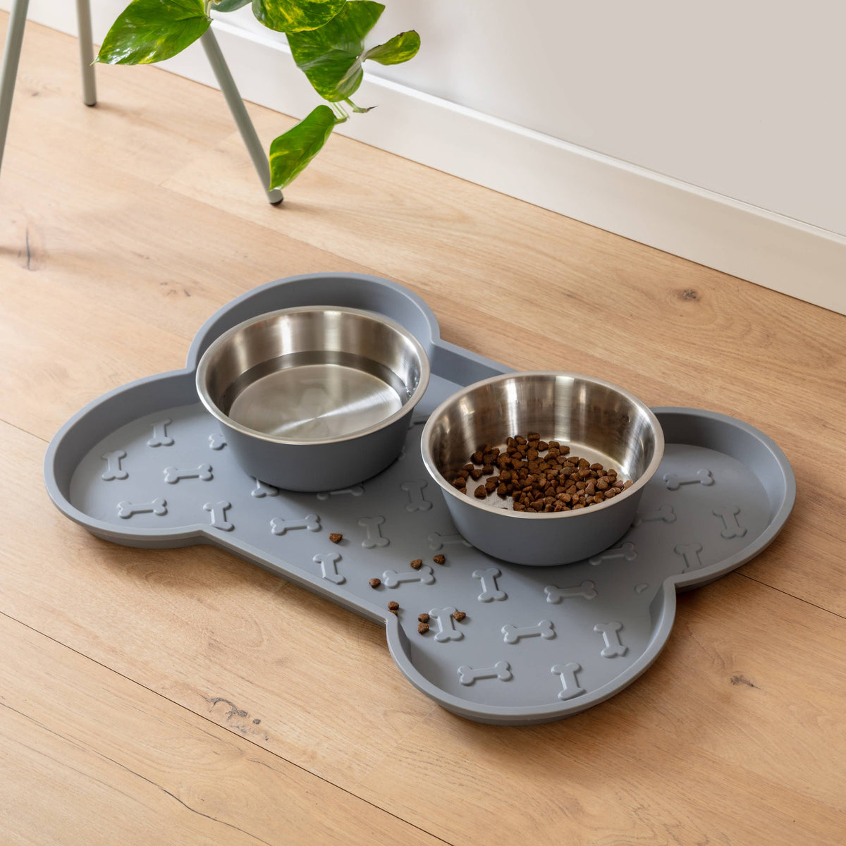 Oslo Feeding Tray: Black / Medium
